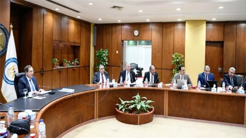 وزير البترول يرأس اجتماع اللجنة العليا لقطاع البترول لمتابعة تنفيذ مشروعات التكرير (صور)