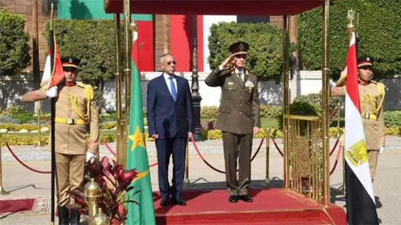 وزير الدفاع يلتقى نظيره الموريتاني لبحث التعاون العسكري