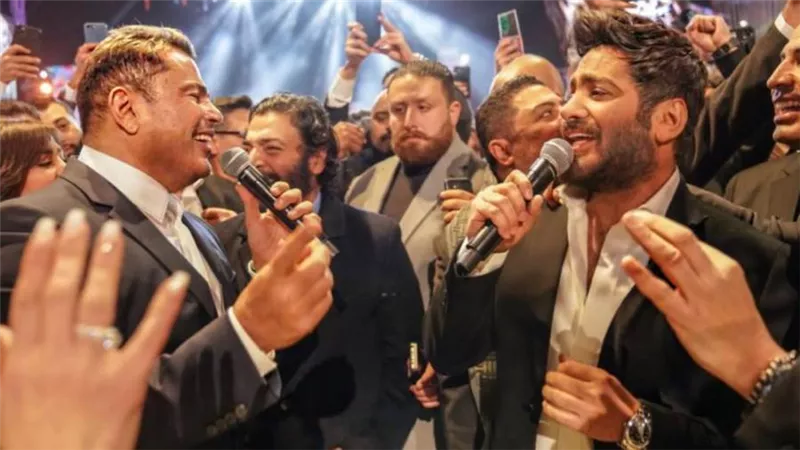 بالصور.. لأول مرة لقاء قطبي الغناء عمرو دياب وتامر حسنى في حفل زفاف أحمد عصام