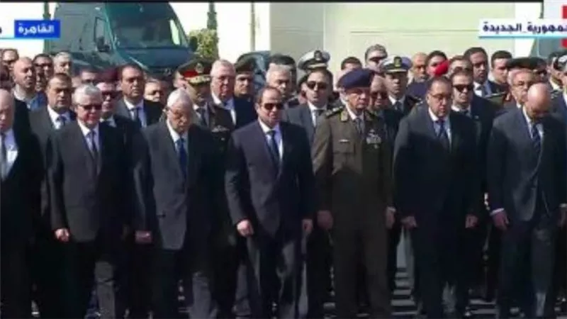 بالفيديو.. الرئيس السيسي يتقدم الجنازة العسكرية لشريف إسماعيل