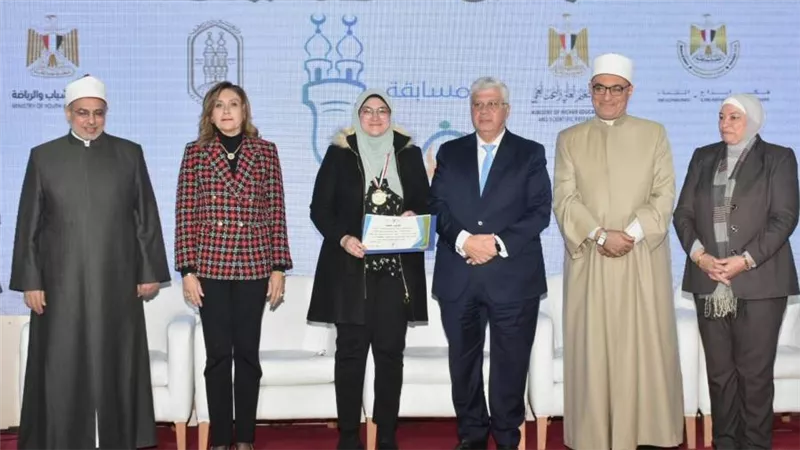 وزيرا الثقافة والتعليم العالي ورئيس مجمع البحوث الإسلامية نائبا عن شيخ الأزهر يسلمون جوائز مسابقة 