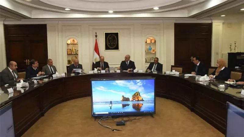 وزير الإسكان ومحافظ القاهرة يستعرضان إجراءات إنهاء التعاقد وتخصيص الوحدات السكنية بمشروع تطوير 