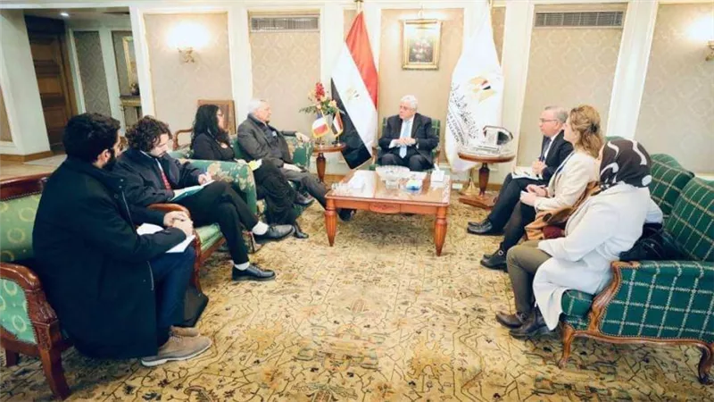 وزير التعليم العالي يلتقي سفير فرنسا بالقاهرة لبحث التعاون المشترك بين البلدين