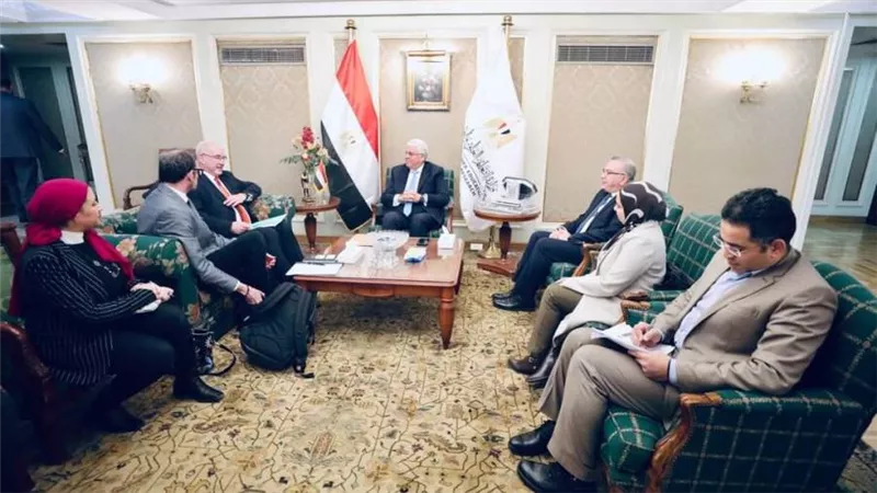 وزير التعليم العالي يبحث سبل دعم التعاون مع جامعة هال البريطانية 