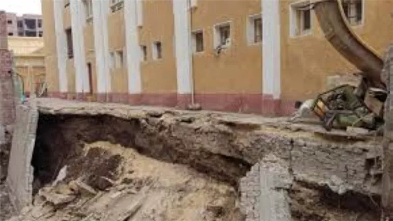 إصابة عامل انهار عليه حائط داخل مدرسة بأكتوبر
