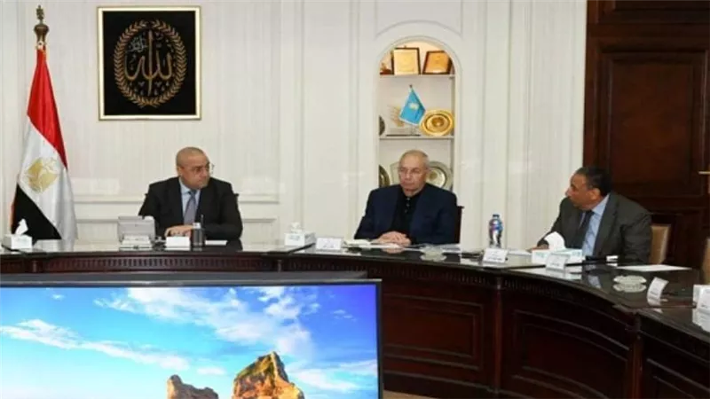 وزير الإسكان: الصناعة المصرية لديها فرصة ذهبية للمنافسة في إنتاج المكونات المستخدمة لتنفيذ ناطحات السحاب (صور)