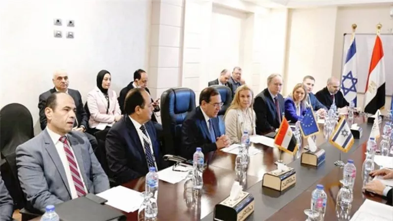الملا يعقد جلسة مباحثات مشتركة مع مفوضة الطاقة بالاتحاد الأوروبي ووزير الطاقة الإسرائيلي (صور)