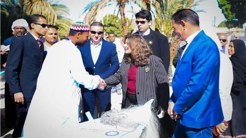 وزيرة الهجرة تسلم 24 مركبًا إلى صغار الصيادين في دراو بأسوان
