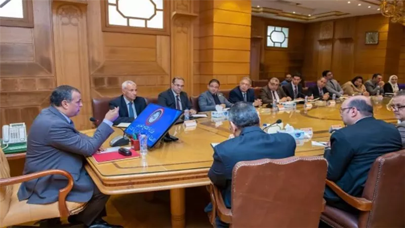 وزير الإنتاج الحربي يجتمع مع الأمانة الفنية للجنة الوزارية للإنتاج (صور)