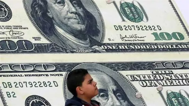 حاكم مصرف لبنان يكشف السبب وراء ارتفاع سعر الدولار
