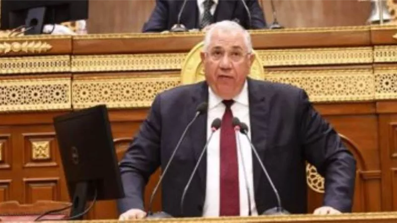 وزير الزراعة أمام 