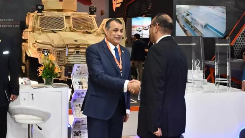 وزير الإنتاج الحربي يتفقد جناح الوزارة بمعرض الدفاع الدولي IDEX 2023 بالإمارات 