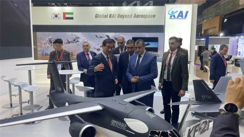 وزير الإنتاج الحربي يتفقد أجنحة عدد من الشركات المشاركة في معرض الدفاع الدولي 