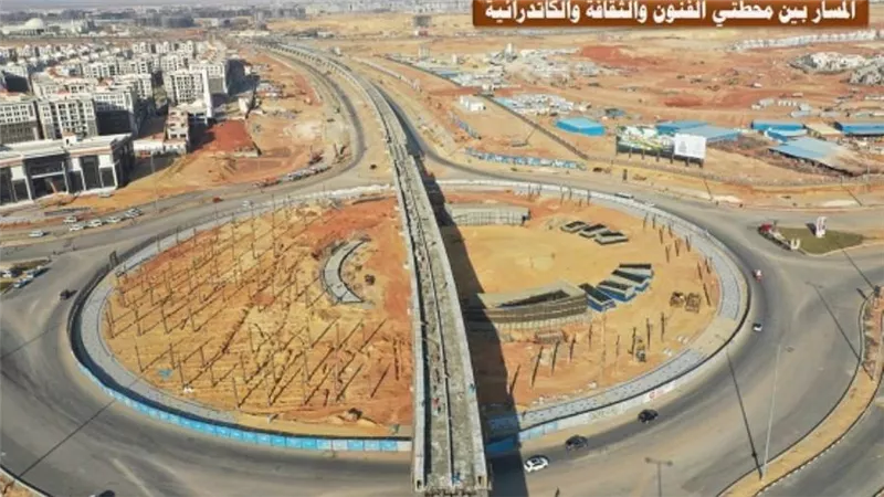 وزير النقل يتفقد معدلات تنفيذ المرحلة الثالثة للقطار الكهربائي الخفيف (صور)