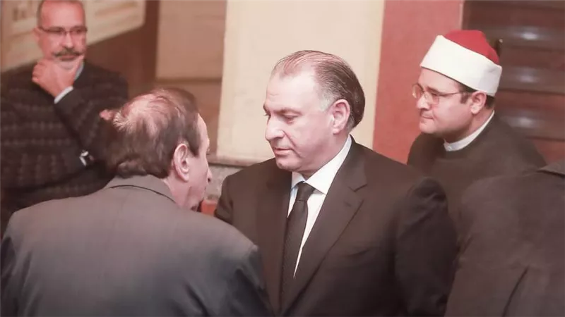 بالصور| الكاتب والإعلامي محمد فودة يقدم واجب العزاء للفنانة إيناس كامل فى وفاة والدها