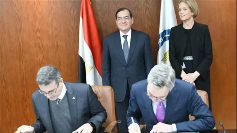 وزير البترول يشهد توقيع اتفاقية بين القابضة للبتروكيماويات وسكاتك النرويجية 