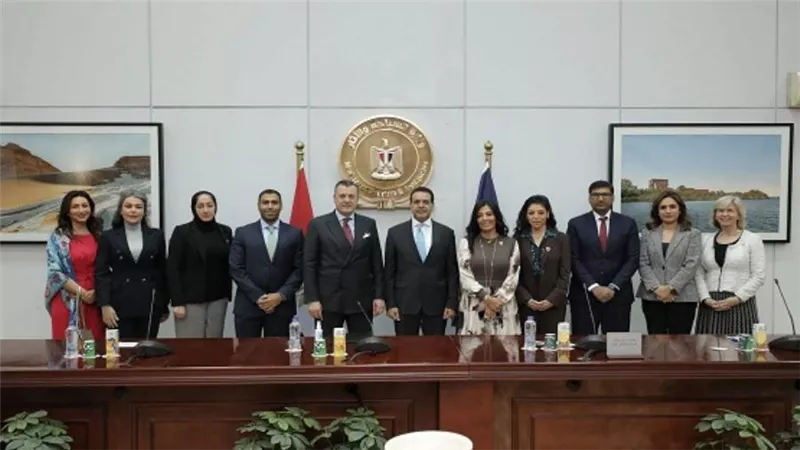 وزير السياحة والآثار يستقبل وفد من غرفة التجارة الأمريكية بالبحرين 