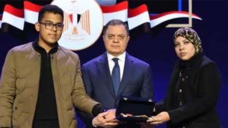 وزير الداخلية يكرم أسر الشهداء والمصابين والمتميزين من رجال الشرطة
