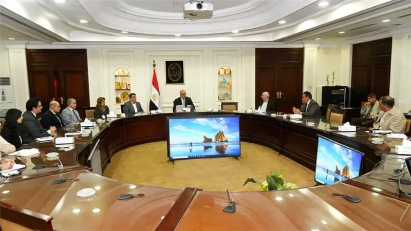وزير الإسكان يستعرض التصميمات الداخلية للفنادق والنزل البيئي بمشروع تطوير موقع التجلي الأعظم
