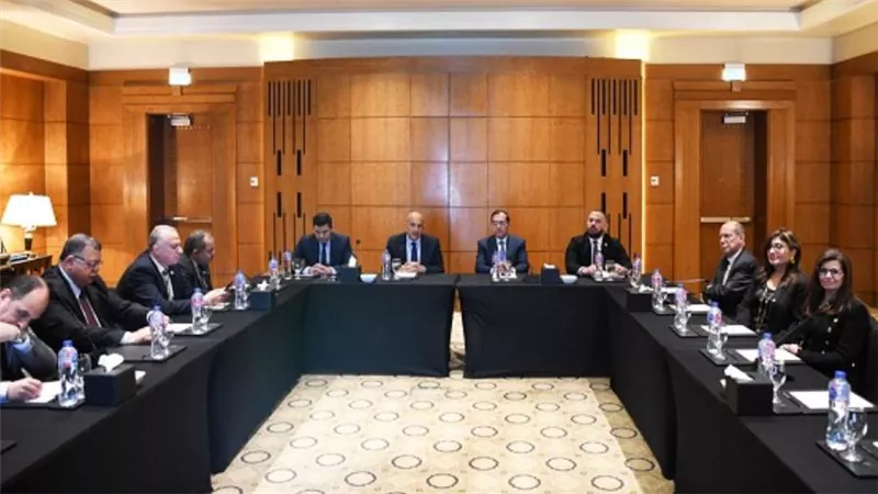 «الملا» يعقد اجتماعا مع لجنة البترول والغاز بغرفة التجارة الأمريكية بالقاهرة (صور)