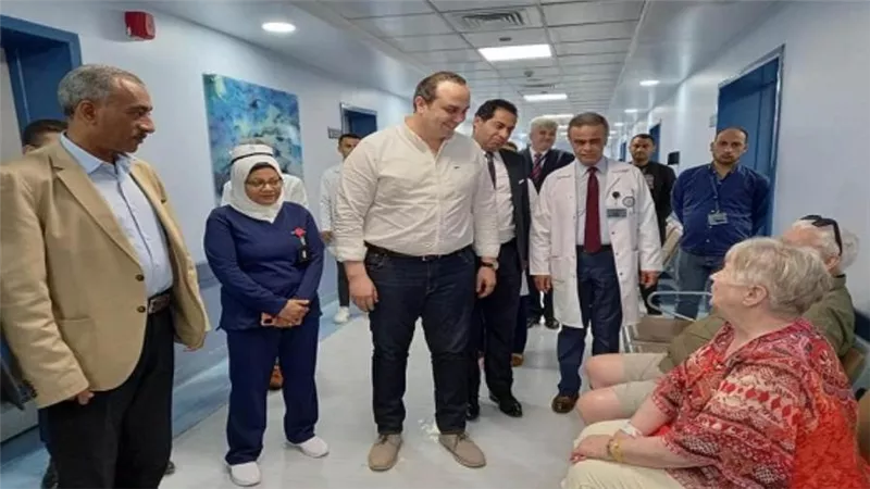 رئيس هيئة الرعاية الصحية يستطلع آراء الأجانب والوافدين للسياحة العلاجية في خدمات مستشفى شرم الشيخ الدولي (صور)