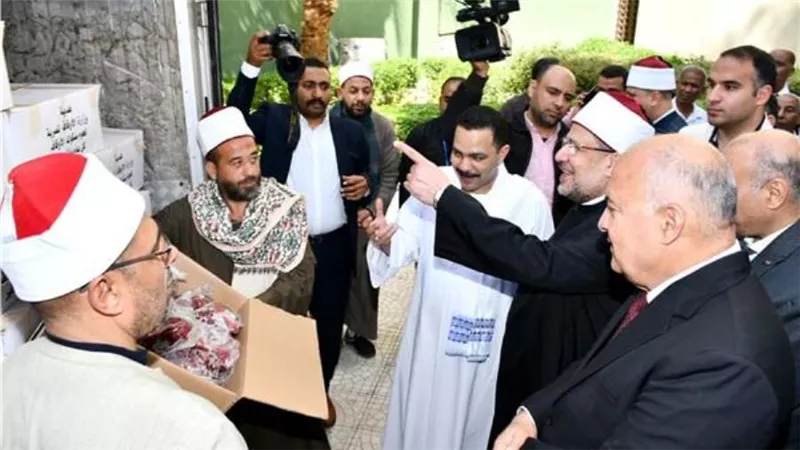 وزير الأوقاف ومحافظ قنا يتفقدان توزيع 2 طن من لحوم الصكوك