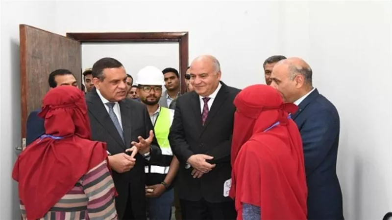 وزير التنمية المحلية ومحافظ قنا يتفقدان مشروعات 
