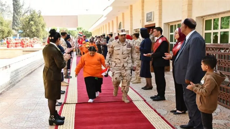 القوات المسلحة تنظم زيارة لأبطال قادرون باختلاف بالجيش الثاني الميداني (صور)