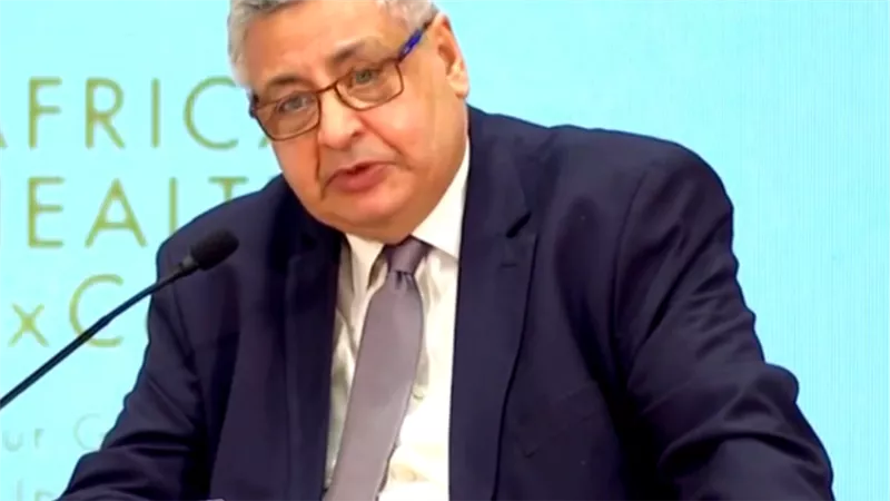 عوض تاج الدين يشيد بالدور التوعوي والرقابي لهيئة الدواء