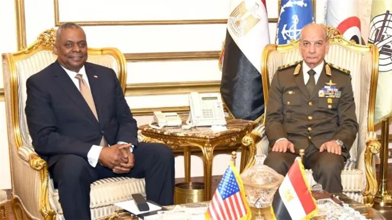 وزير الدفاع يلتقي نظيره الأمريكي لبحث التعاون العسكري والتدريبات المشتركة