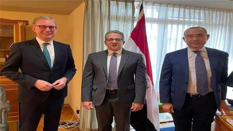 وزير السياحة يناقش آليات تشجيع الاستثمارات الأجنبية في مصر خلال زيارة ألمانيا