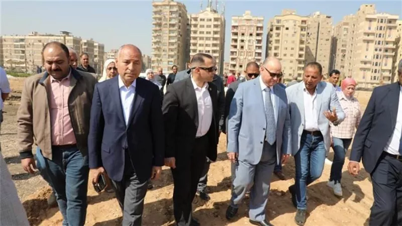 محافظ القاهرة يتفقد حديقة موقف الحي العاشر الجديد