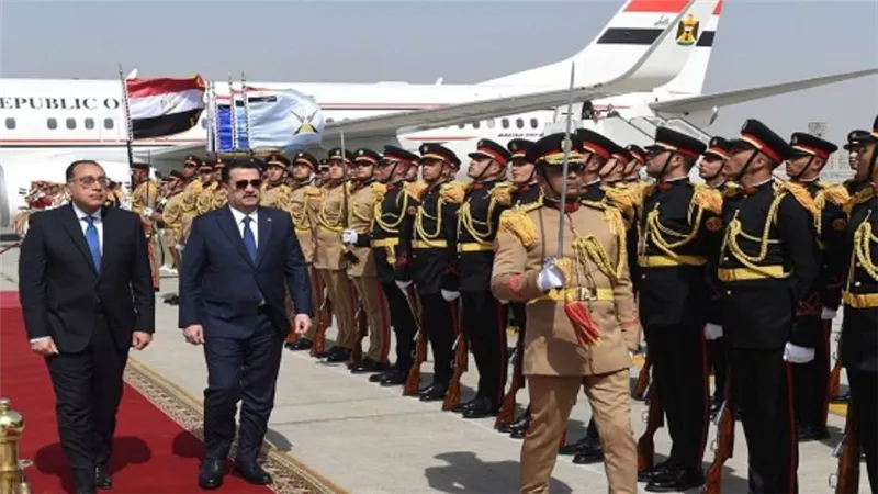 رئيس الوزراء يستقبل نظيره العراقي بمطار القاهرة (صور)