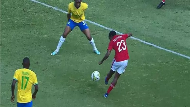 بيرسي تاو يقلص الفارق للأهلي أمام صن داونز بدوري أبطال أفريقيا 