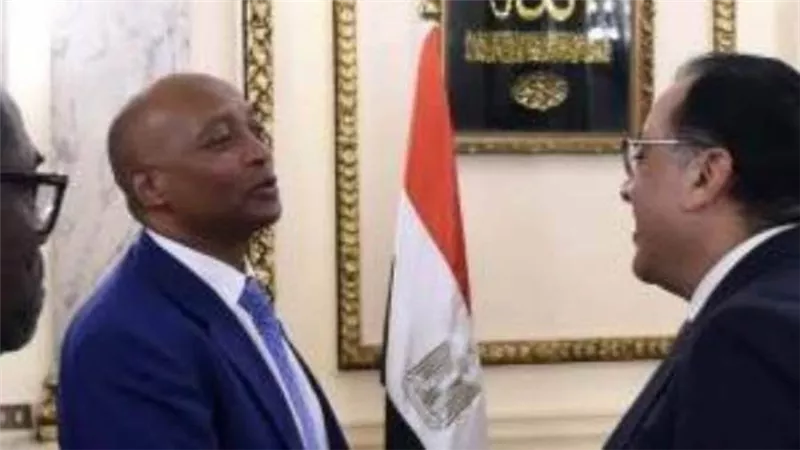 مدبولي يلتقي رئيس كاف لاستعراض سبل دعم كرة القدم الأفريقية