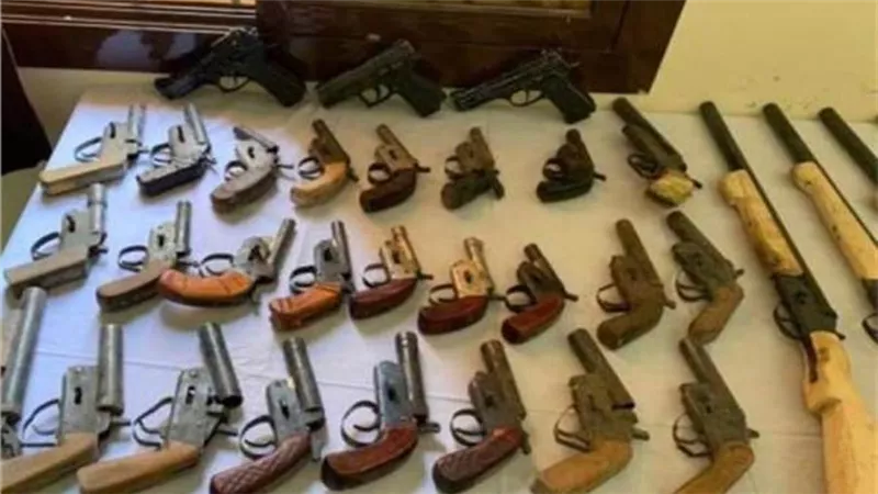 سقوط 24 عاطلا بحوزتهم مخدرات وأسلحة نارية في القليوبية 