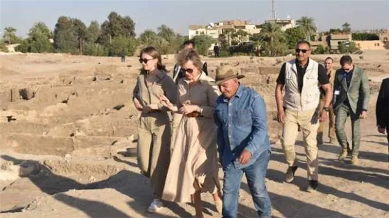 زاهي حواس يستقبل ملكة بلجيكا بالمدينة الذهبية المفقودة في الأقصر