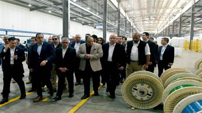 رئيس الوزراء يتفقد مصنع 