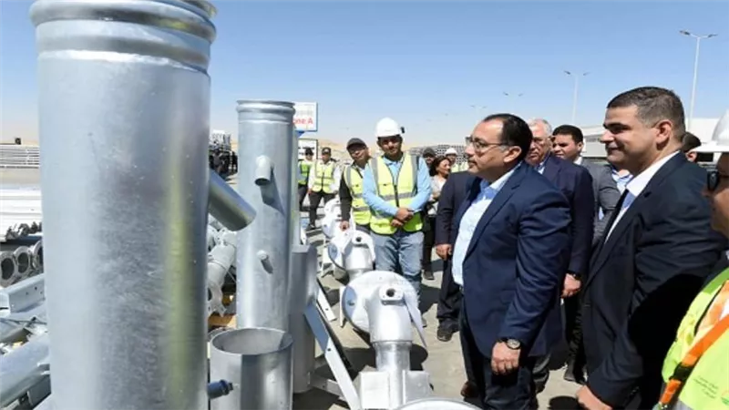 رئيس الوزراء يتفقد مصنع 