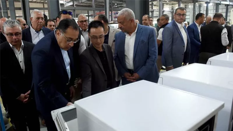 رئيس الوزراء : نقل مصنع منسوجات بالكامل من الصين إلى مصر