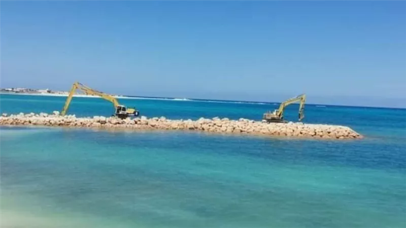 وزير الري يتابع أعمال حماية الشواطئ بمطروح (صور)