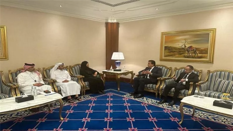 وزير الصحة يلتقي نظيرته القطرية لتبادل الخبرات الناجحة في مبادرات الصحة العامة وإدارة الأزمات والجوائح (صور)