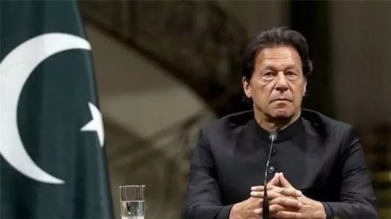 القضاء الباكستاني يلغي قرار توقيف رئيس الوزراء السابق عمران خان