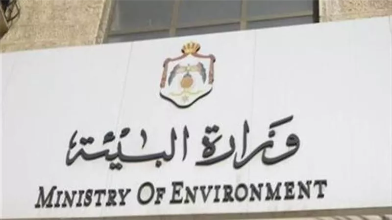 البيئة تدفع بلجنة عاجلة لمعاينة التلوث الزيتي بشاطئ السوايسة وإزالته