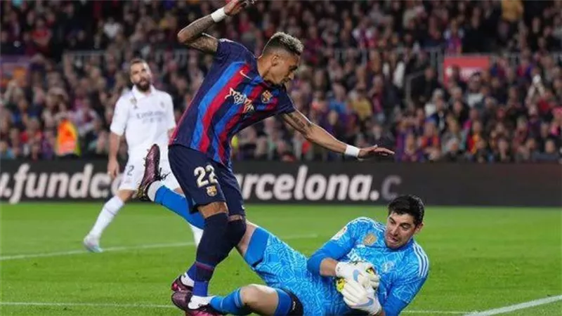 التعادل الايجابي يحسم الشوط الأول بين برشلونة وريال مدريد