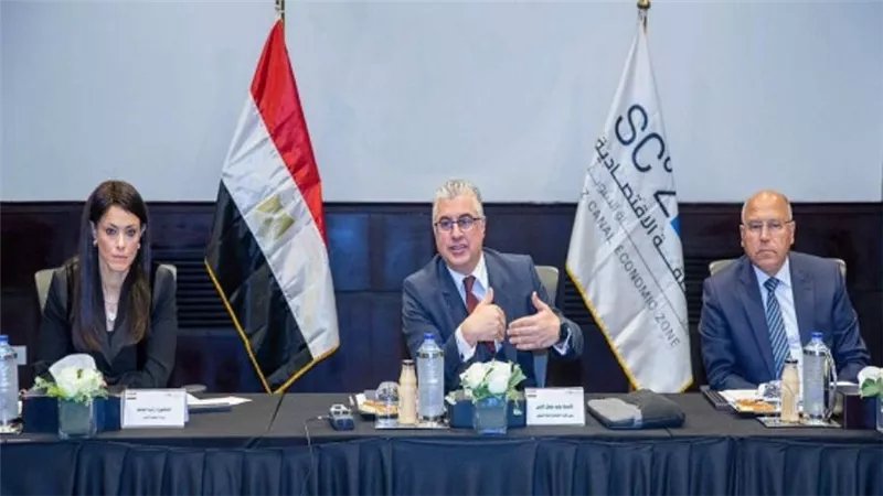 مجلس إدارة المنطقة الاقتصادية لقناة السويس يعتمد مشروعات جديدة بالموانئ التابعة والمناطق الصناعية (صور)