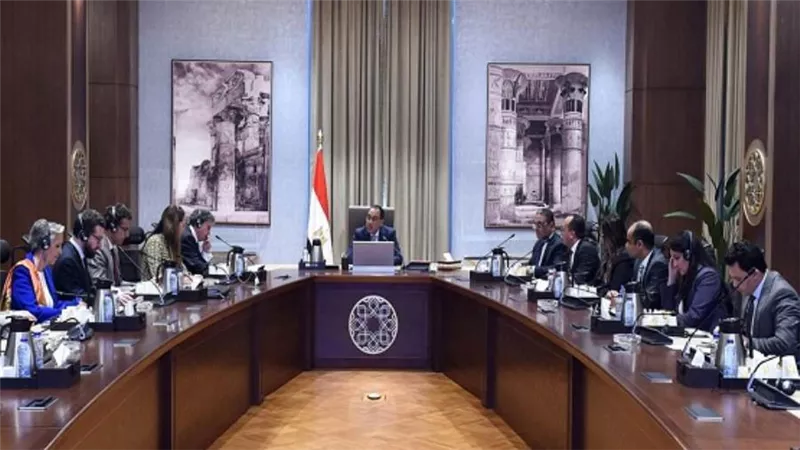 رئيس الوزراء يلتقي وفدا فرنسيا يضم سياسيين وكتابا وصحفيين لشرح موقف الحكومة المصرية تجاه عدد من القضايا المهمة (صور)