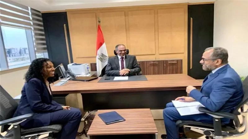 نائب وزير الإسكان وبعثة البنك الدولي يستعرضان التجربة المصرية في تنفيذ آليات التمويل مقابل تحقيق النتائج (صور)