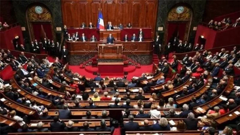البرلمان الفرنسي يعتمد قانون التقاعد بعد فشله في سحب الثقة من الحكومة