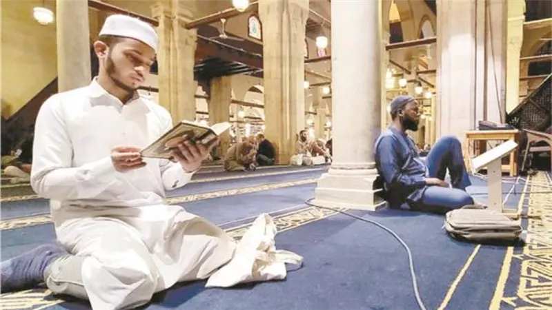 من كل فج عميق.. الوافدون يعمُرون الجامع الأزهر في رمضان 